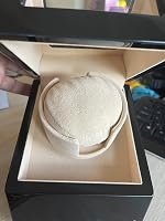 Carica orologi per un orologio con morbido cuscino per orologio e modalità di funzionamento multiple