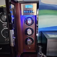 鍵と指紋認証ロック付き縦型自動巻き時計用ワインディングマシーン。引き出しと照明を内蔵し、調節可能な時計用枕を備えた光沢仕上げの木製外装