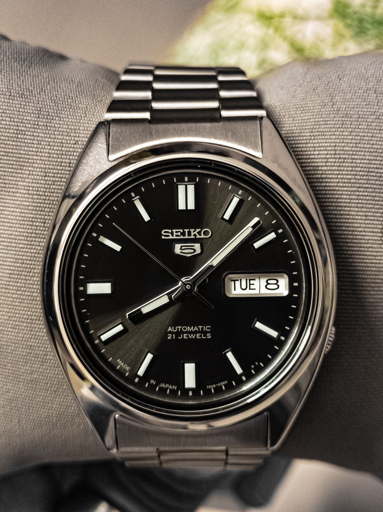 Automatic mechanical watch worn on the wrist during a power reserve check