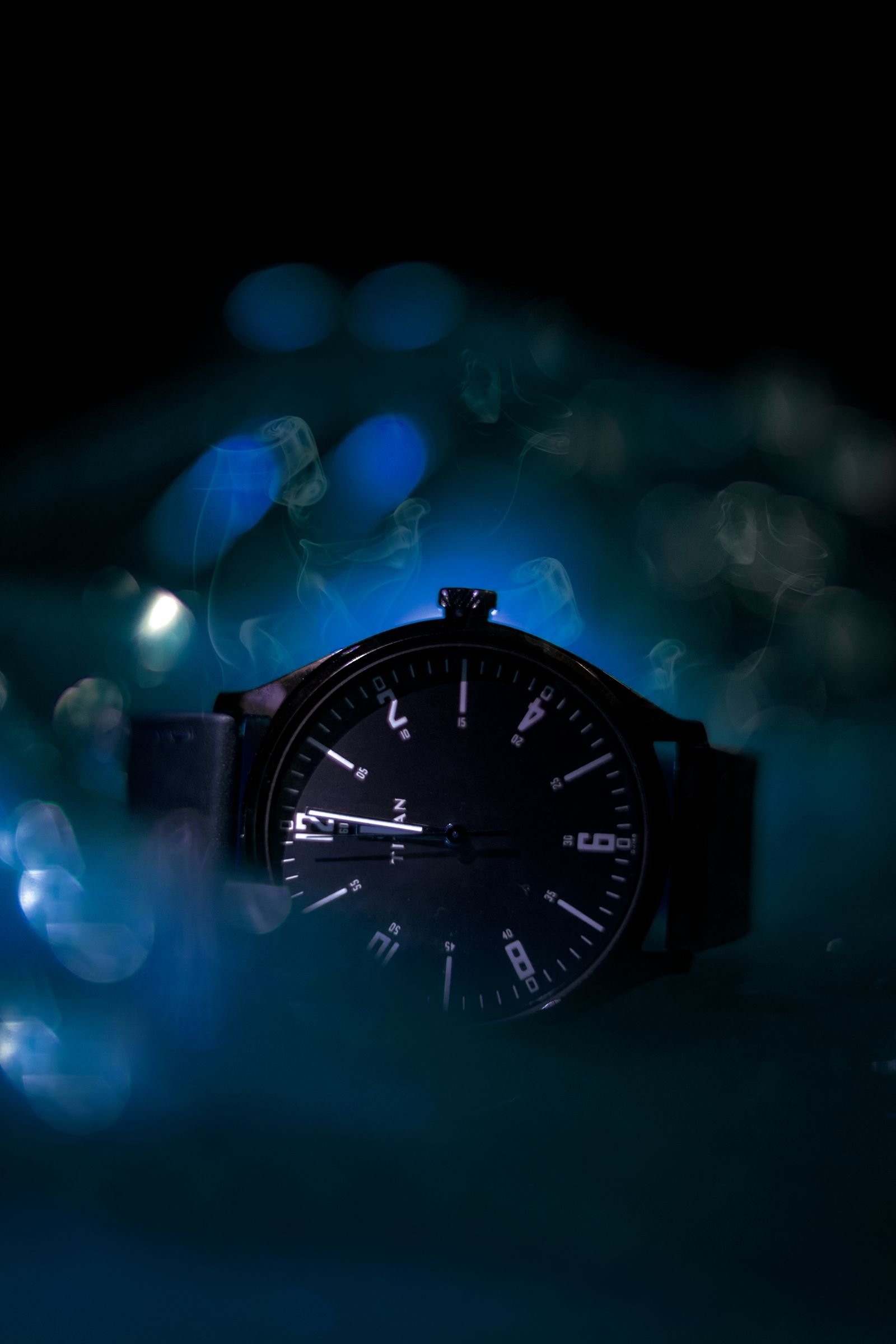 Wristwatch-photographed-in-low-evening-light-to-illustrate-comfortable-bracelet-fit