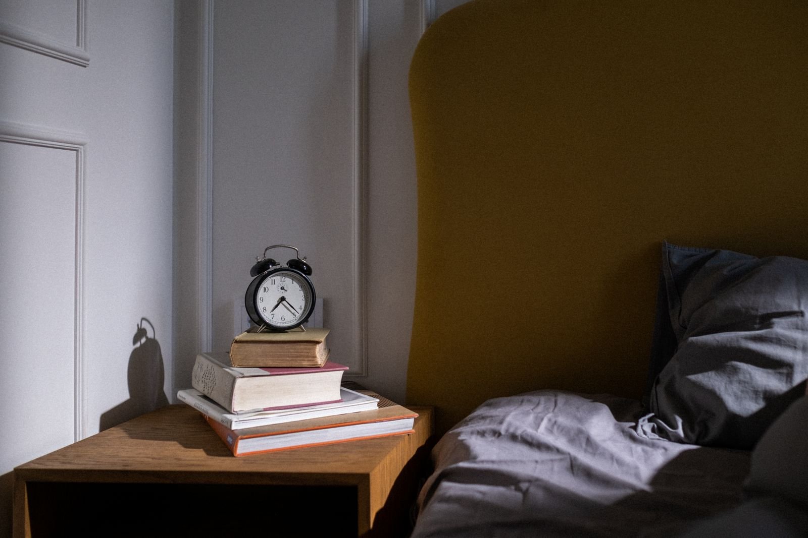 Bedside clock and books illustrating an overnight mechanical watch accuracy test