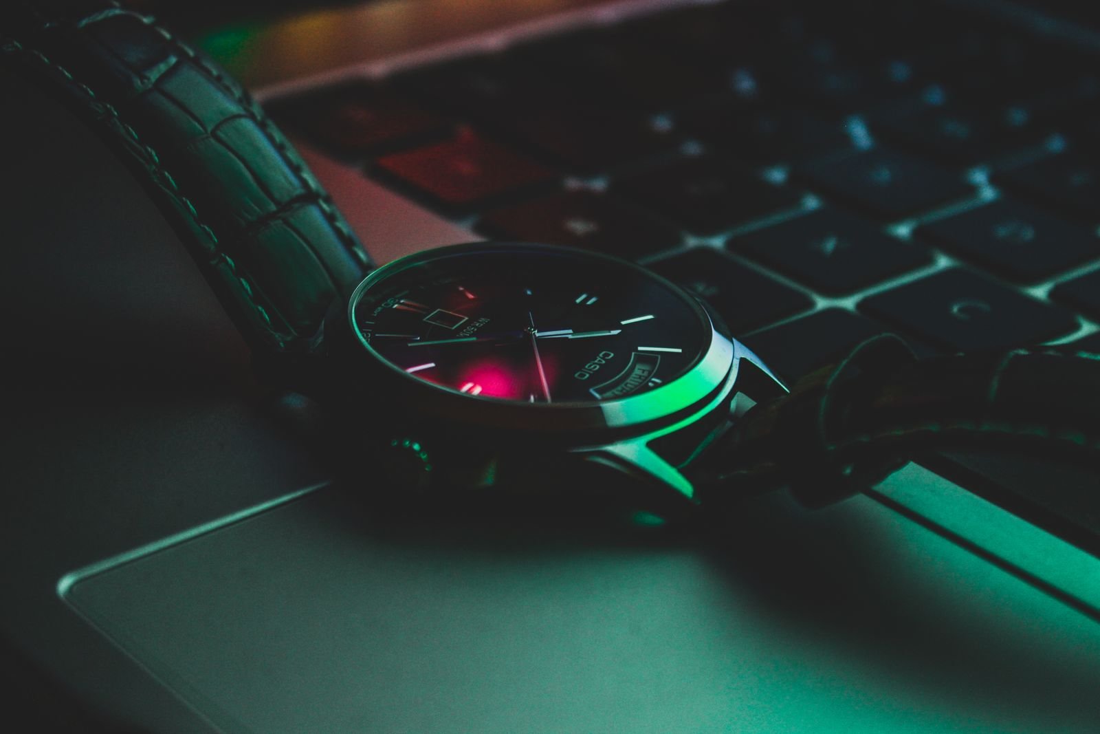 Automatic wristwatch resting while its winding response is checked