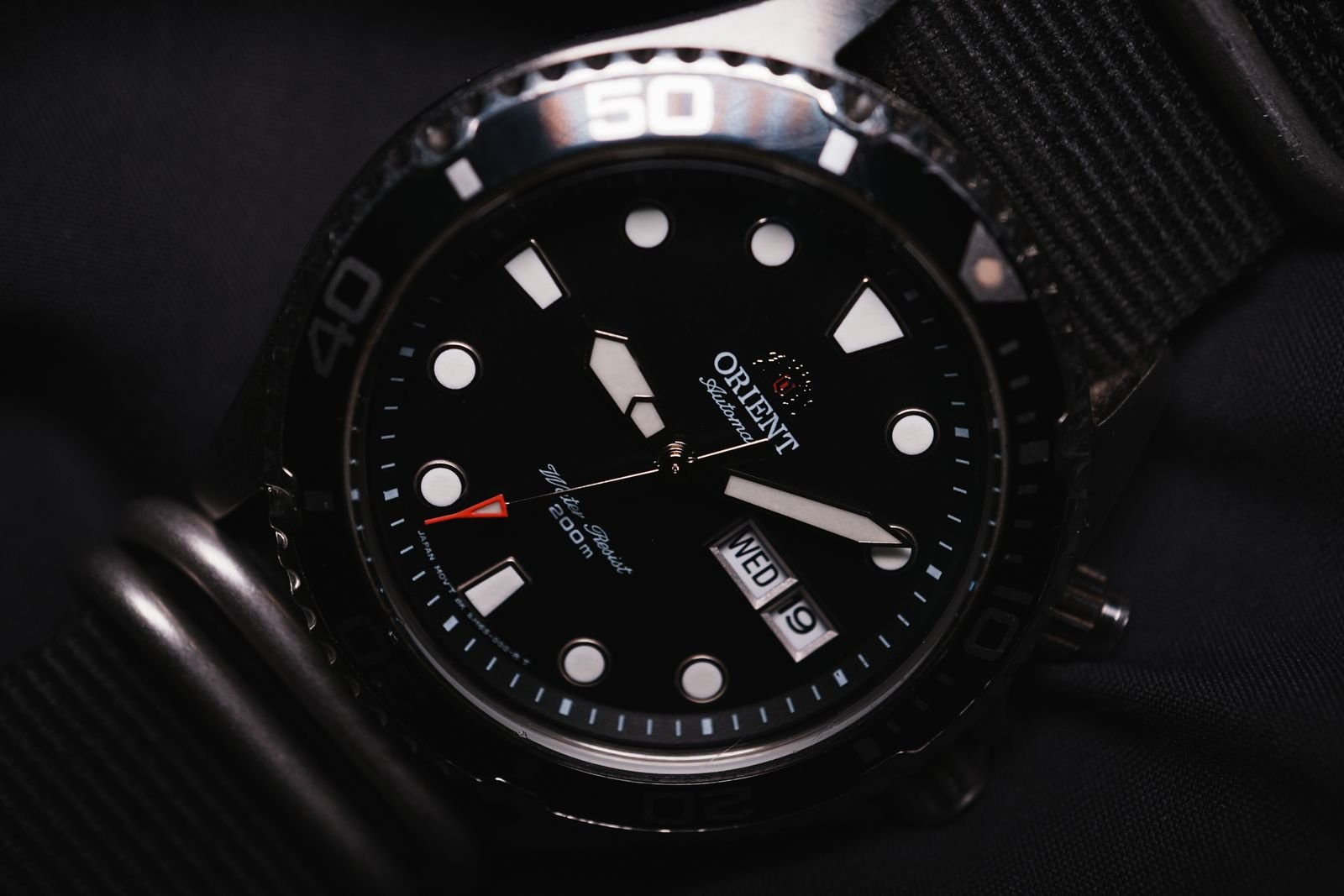 Automatic dive watch resting off the wrist during a power-reserve test