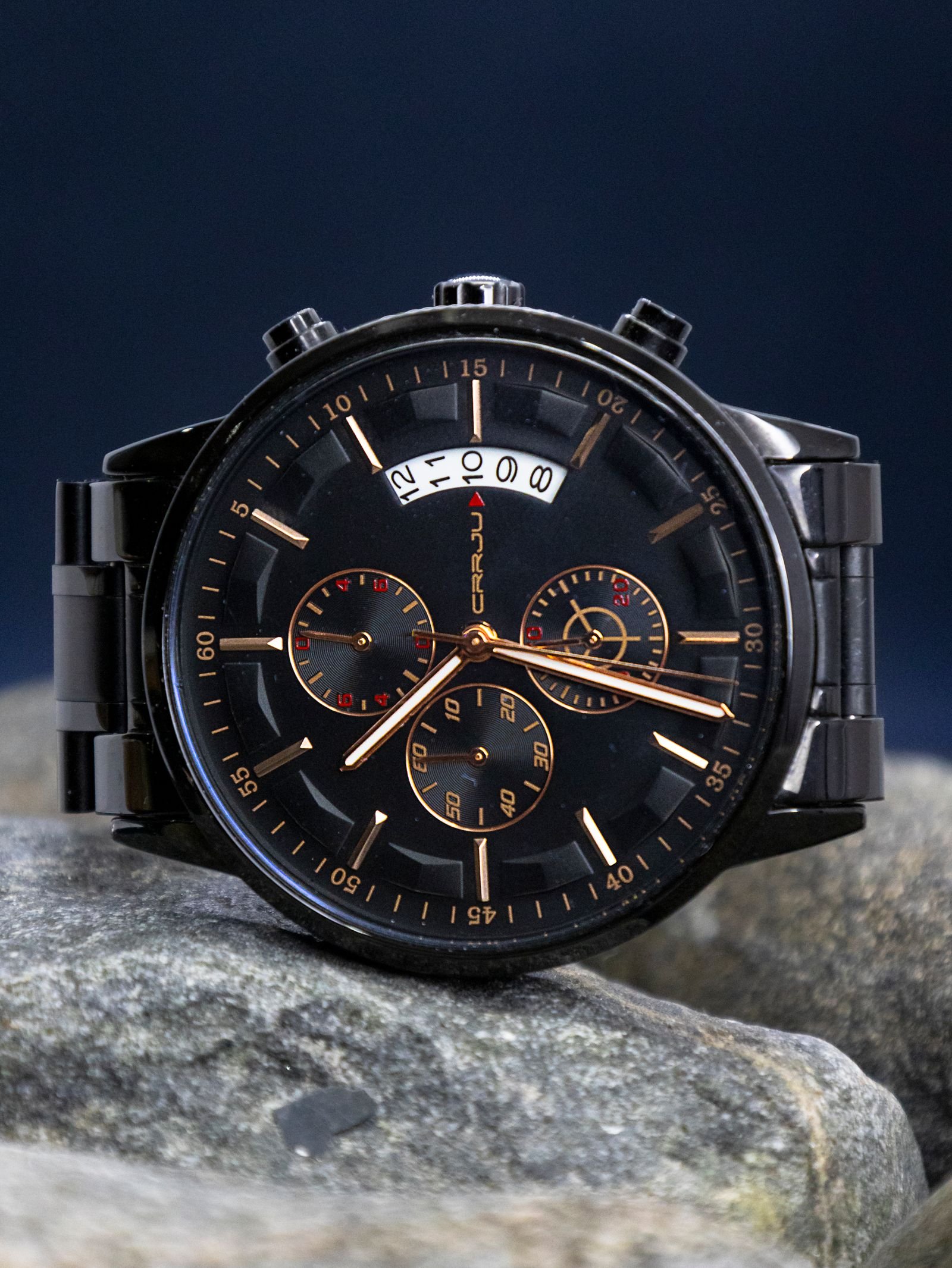 Dark automatic watch resting between bidirectional winding cycles